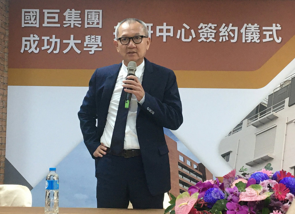 國巨14日下午在高雄楠梓加工區廠區舉行記者會,董事長陳泰銘暢談集團布局及營運展望、與鴻海合作方向等。中央社記者鍾榮峰攝 109年11月14日