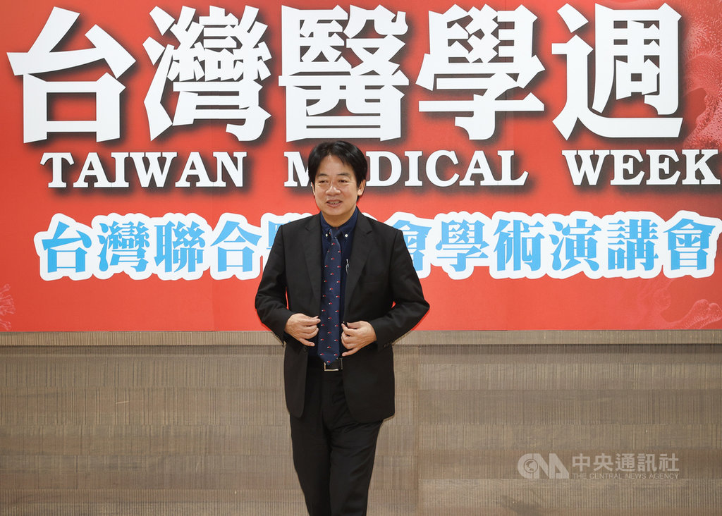 副總統賴清德14日應邀出席「2020台灣醫學週-台灣聯合醫學會學術演講會」,感謝醫護人員在武漢肺炎(2019冠狀病毒疾病,COVID-19)疫情期間的努力與奉獻。中央社記者謝佳璋攝 109年11月14日
