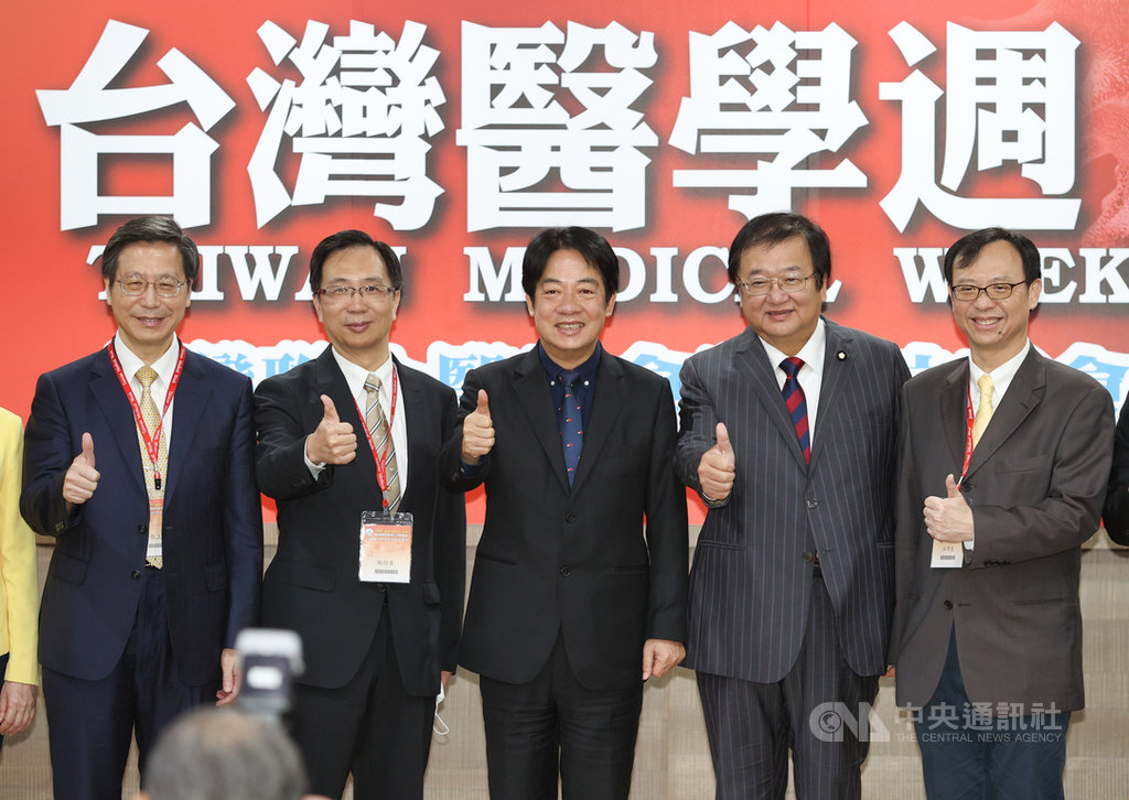 「2020台灣醫學週-台灣聯合醫學會學術演講會」14日在台大醫院國際會議中心舉行,副總統賴清德(中)、台灣大學副校長張上淳(左)、衛福部次長石崇良(右)等人出席。中央社記者謝佳璋攝 109年11月14日