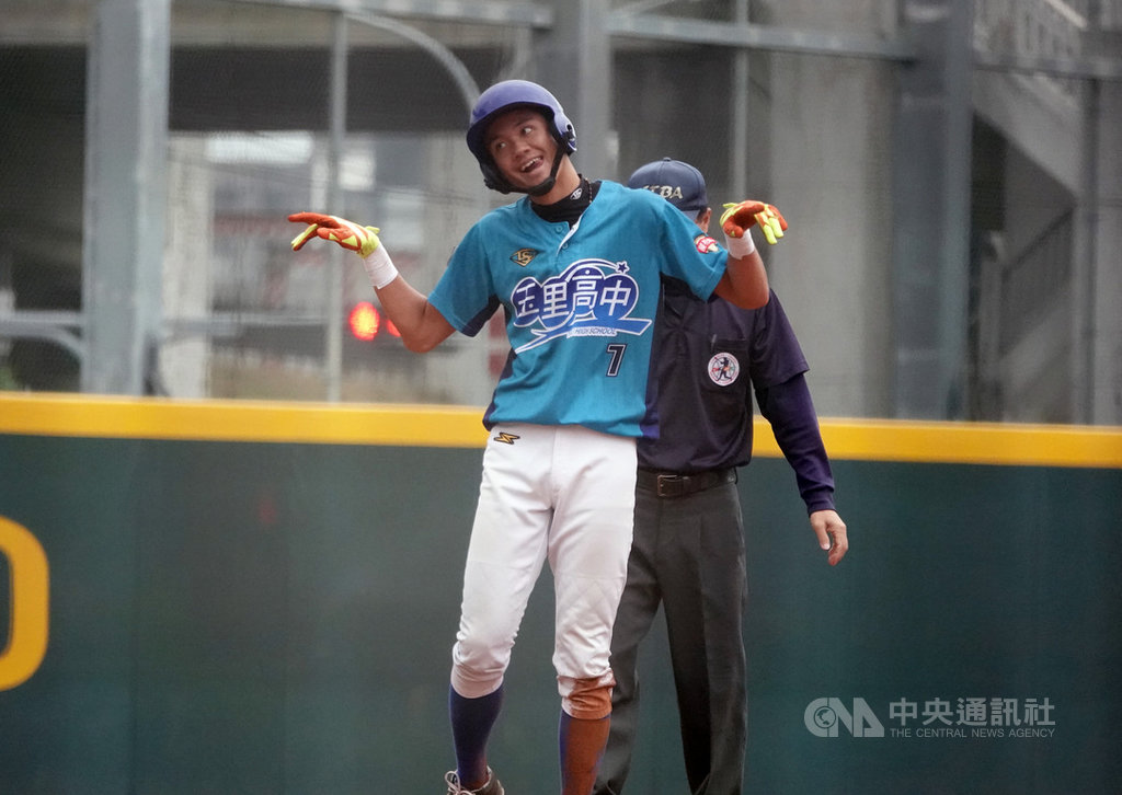 2020第8屆黑豹旗全國高中棒球大賽32強戰14日起開打,花蓮玉里高中終場以6比2擊敗嘉義東石高中,晉級16強。圖為玉里打者朱紹瑜上壘時開心比出飛翔動作。中央社記者謝靜雯攝 109年11月14日