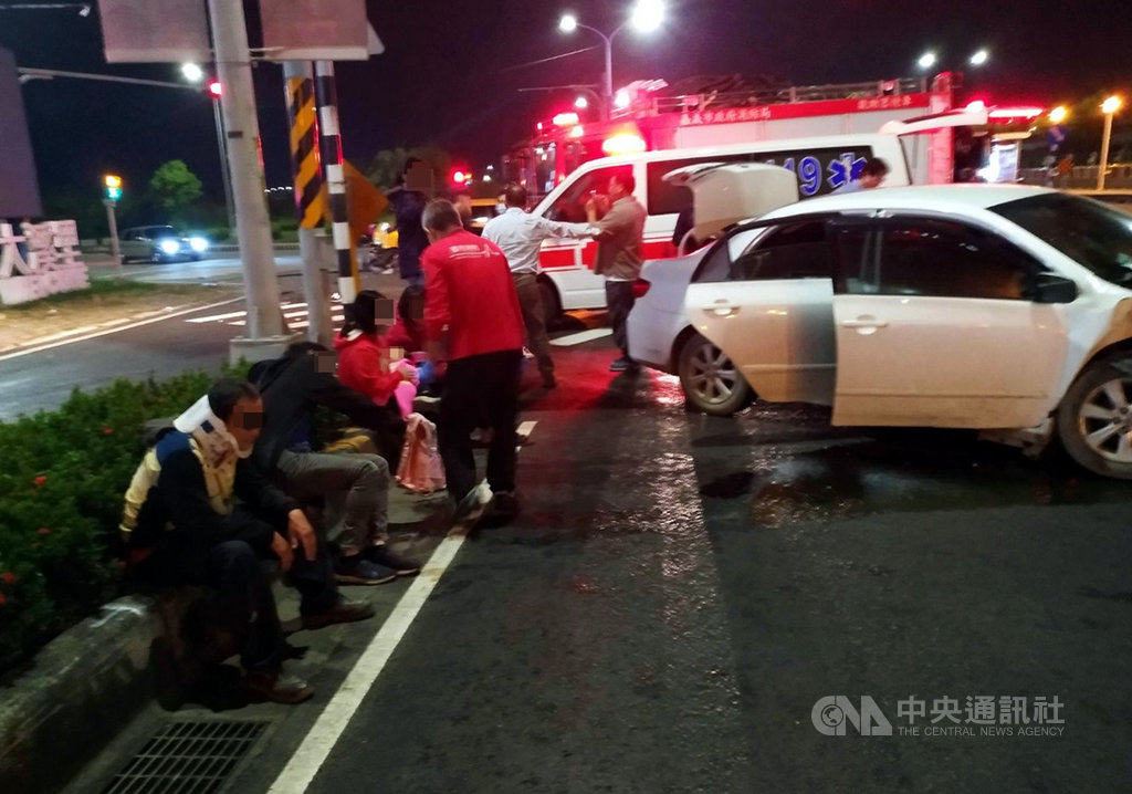 嘉義市高鐵大道、埤竹路口13日深夜發生自小客車與計程車車禍事故,造成5男、2女受傷送醫,包括一名6個月大男嬰,所幸傷者都是輕傷,無生命危險。(嘉義市消防局提供)中央社記者黃國芳傳真 109年11月14日