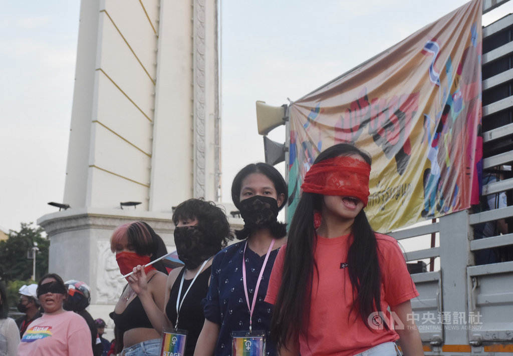 3個抗議團體14日下午在民主紀念碑大會師,除高喊總理帕拉育下台外,抗議者也在現場高喊教育改革以及解放女性等議題。中央社記者呂欣憓曼谷攝 109年11月14日