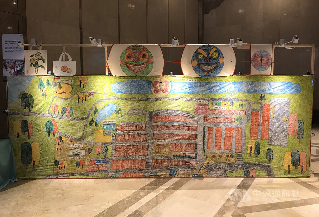 「基隆未來.明日社造–109年基隆市社區營造點聯合成果展」14日開幕,安樂區五福社區發展協會展出長、寬分別為4.5公尺、1.5公尺,以植物拓印的巨幅五福社區生態地圖。中央社記者王朝鈺攝 109年11月14日