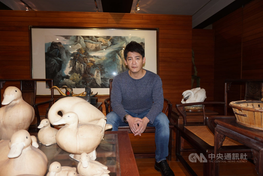 作家謝哲青今年出版新作「永恆的凝望:天才閃耀的時代」,剖析文藝復興的藝術與歷史,盼透過這本書讓人們重新看到文藝復興對於人類歷史影響,也讓社會重新思考每個當下所產生的價值及未竟之處。中央社 109年11月14日