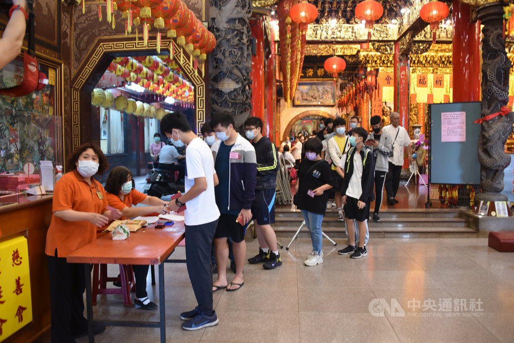 屏東市慈鳳宮14日頒發獎助學金給91名弱勢族群學生,每名新台幣1萬2000元。中央社記者郭芷瑄攝 109年11月14日