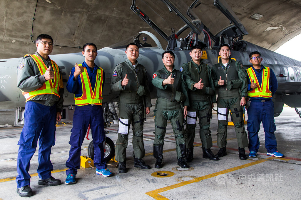 空軍司令熊厚基上將(中)14日同乘F-5戰機,落地後與空地勤官兵合影。(軍聞社提供)中央社記者游凱翔傳真 109年11月14日