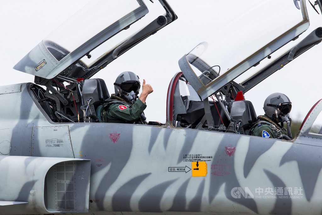 空軍F-5戰機特檢完畢,空軍司令熊厚基上將(左)14日特別同乘升空,落地後在地面滑行,比「讚」肯定空地勤人員付出辛勞。(軍聞社提供)中央社記者游凱翔傳真 109年11月14日
