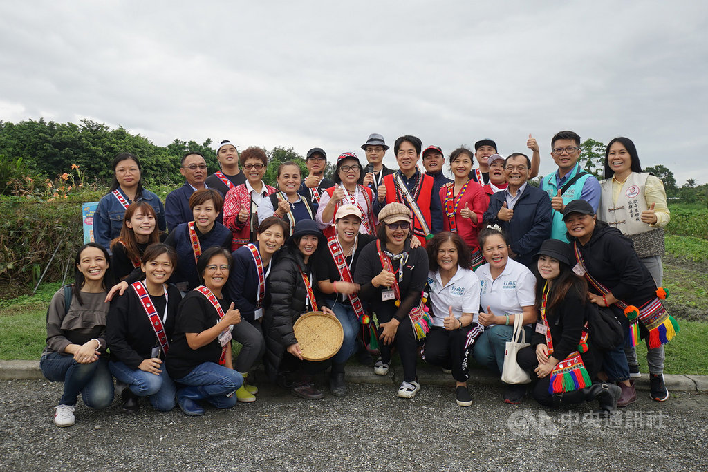 副總統賴清德(2排右5)、總統府發言人Kolas Yotaka(谷辣斯.尤達卡)(2排右4)14日到花蓮參訪洄瀾灣開心農場保種基地,和當地農民開心合影。中央社記者張祈攝 109年11月14日