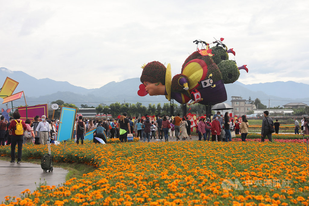 2020新社花海暨台中國際花毯節14日起至12月6日盛大展開,首日開幕適逢週末假日,吸引大批民眾進場參觀。(台中市政府提供)中央社記者郝雪卿傳真 109年11月14日