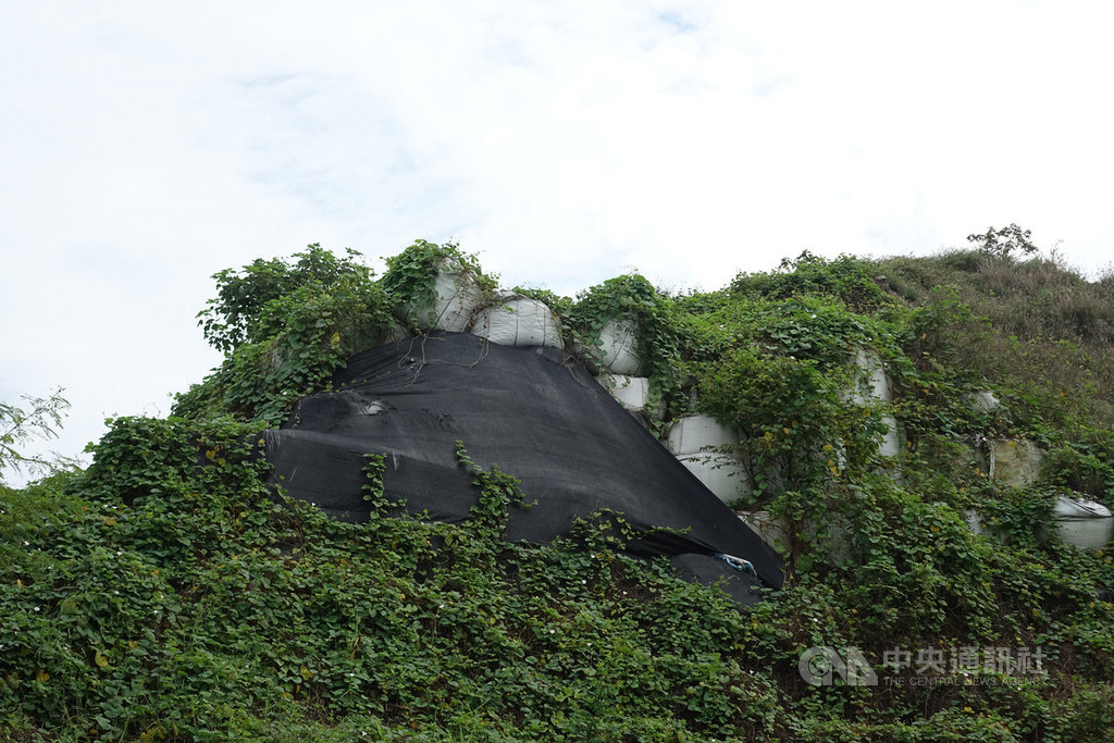 時代力量立委陳椒華14日現勘鍇霖公司場區所堆放的玻璃纖維樹脂,屏東地檢署民國108年認定鍇霖公司是收受合法的玻璃纖維粉絲資源化產品,判決不起訴處分。中央社記者郭芷瑄攝 109年11月14日