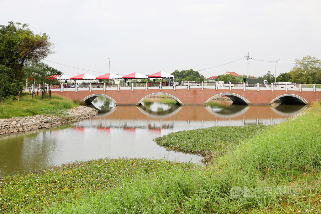 台南市鹽水區「古月橋」14日舉行竣工揭牌儀式,將串起月津港水域空間,帶來全新面貌並提供優質休憩動線。(台南市政府提供)中央社記者張榮祥台南傳真 109年11月14日