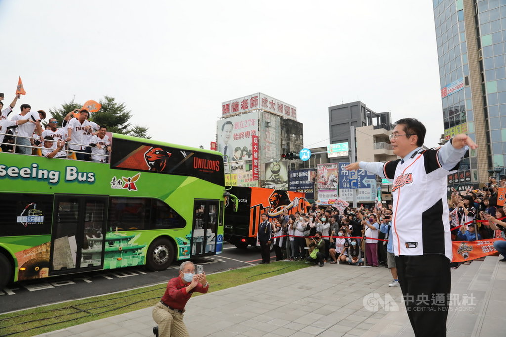 中華職棒統一獅隊勇奪年度總冠軍,14日下午在台南市區舉辦封王遊行,市長黃偉哲(右)也現身響應參與。(台南市政府提供)中央社記者張榮祥台南傳真 109年11月14日