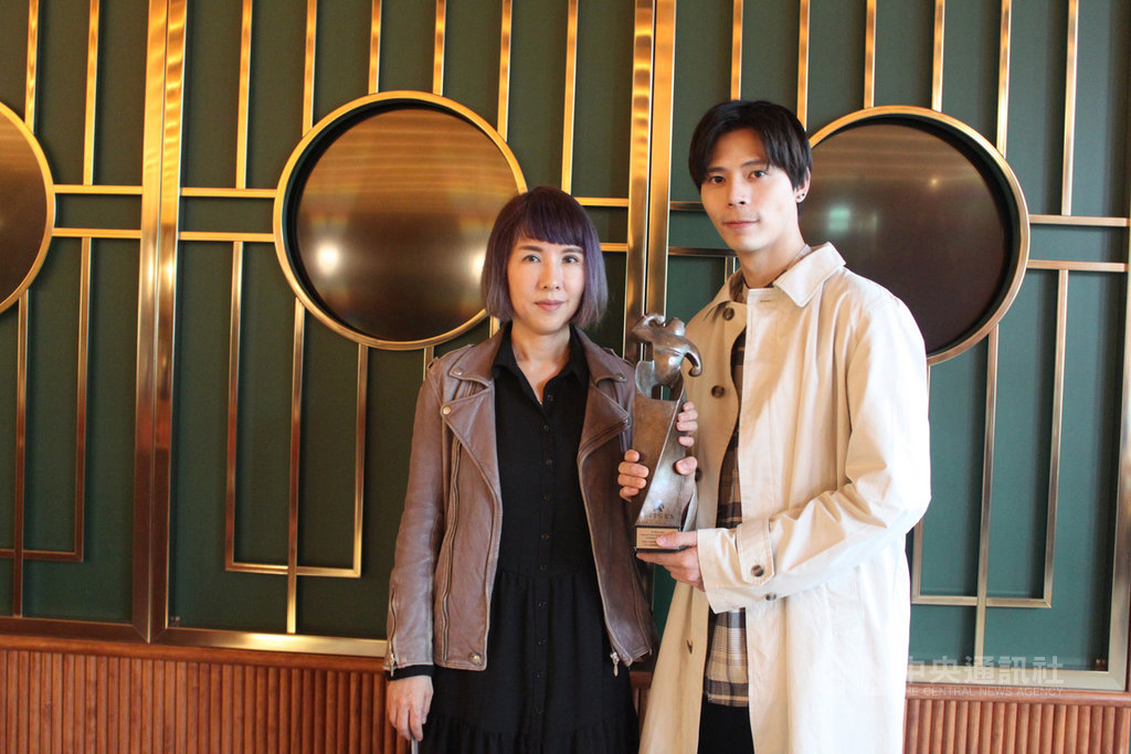 導演蔡怡芬(左)自編自導電影短片「箱子」,主題曲則由歌手柯朋宇(右)創作,柯朋宇表示,當初蔡怡芬盼主題曲能以童謠方式出現,讓他花了許多時間揣摩出要帶點童趣的音樂,歌詞則是兩人合力完成。(偶數創意工作室提供)中央社記者王心妤傳真 109年11月14日