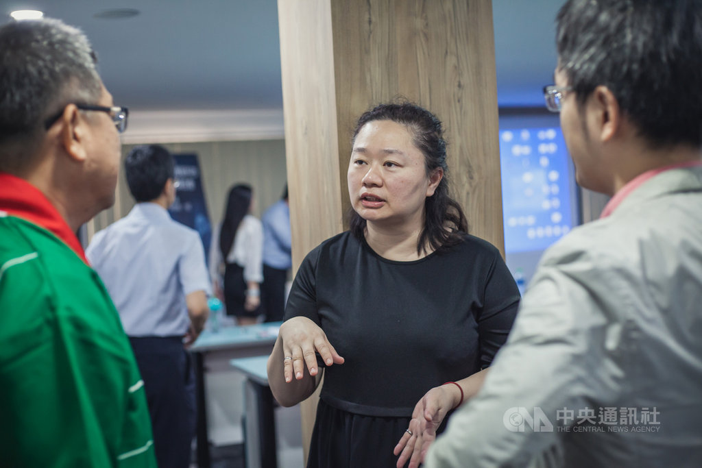 工研院專案副組長洪筠緯(中)表示,工研院今年5月起向馬來西亞推動「智慧商業獅」雲端科技,協助中小企業電子數位轉型。(工研院提供)中央社記者孫天美吉隆坡傳真 109年11月14日