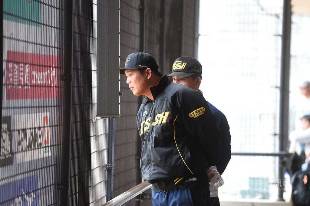 「振總」陳瑞振(前)目前已返台,回到家鄉加入東石高中青棒隊教練團,14日現身黑豹旗觀眾席關心球隊賽況。中央社記者謝靜雯攝 109年11月14日