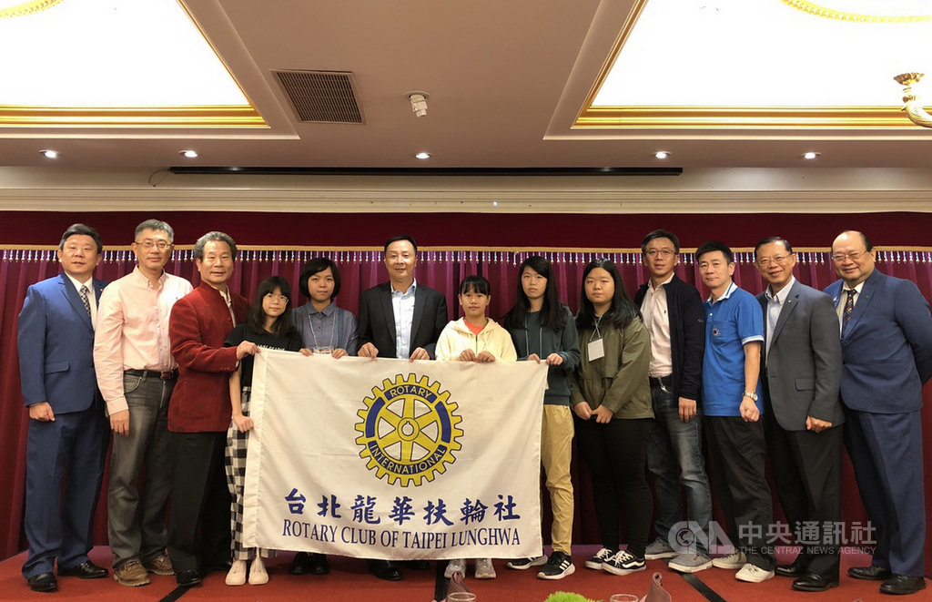 安得烈慈善協會108學年度獎助學金採分區頒獎,14日率先在台北舉行,熱心支持獎助學金的台北市龍華扶輪社長張德榮(左6)也出席與會,與獲獎學生、家長等人開心合影。(安得烈慈善協會提供)中央社記者黃旭昇新北市傳真 109年11月14日