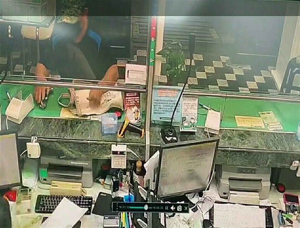 44歲莊姓男子13日下午持玩具手槍行搶台南市北區的郵局,卻被警鈴嚇得落荒而逃,約半小時後向警方自首,警方訊後依強盜未遂罪嫌送辦。(台南市警局提供)中央社記者張榮祥台南傳真 109年11月14日
