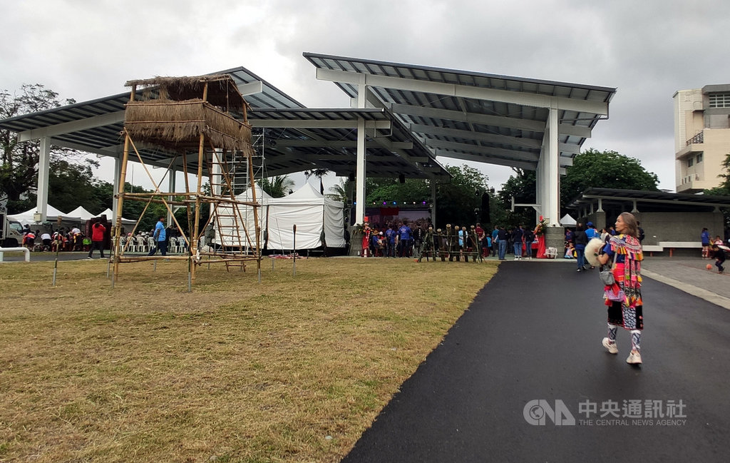 台東市馬蘭部落聚會所50年前被軍方借用,如今在行政院協助下歸還阿美族人,並擴建為「馬蘭文化廣場」,14日正式啟用,許多阿美族人穿著傳統服飾到場見證。中央社記者盧太城台東攝 109年11月14日