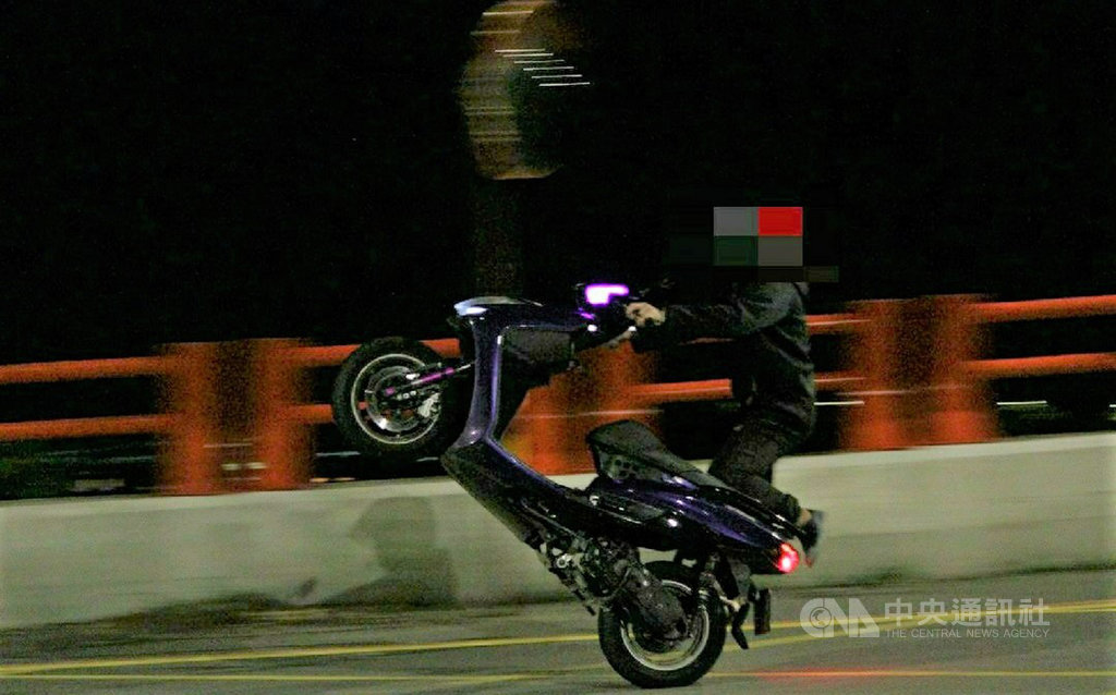 20歲李姓男子及39歲鄒姓男子騎機車在陽明山馬槽橋「翹孤輪」,警方事後通知2人到案,鄒姓男騎士供稱,因油門有異,機車前輪才浮起。警訊後把2人函法送辦。(警方提供)中央社記者劉建邦傳真 109年11月14日