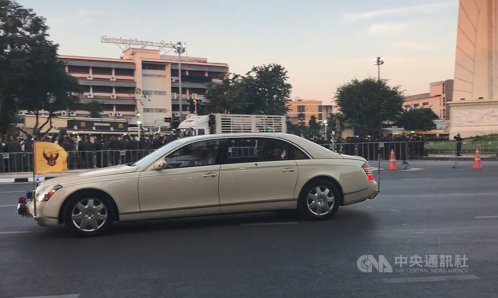載著泰王瓦吉拉隆功和王后蘇堤達的王室車隊14日傍晚行經反政府抗議人士集結的路段。中央社記者呂欣憓曼谷攝 109年11月14日