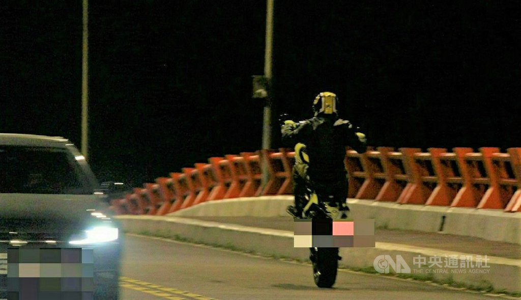 20歲李姓男子及39歲鄒姓男子騎機車在陽明山馬槽橋「翹孤輪」,警訊後依違反公共危險罪嫌將2人函送士林地檢署偵辦。(警方提供)中央社記者劉建邦傳真 109年11月14日