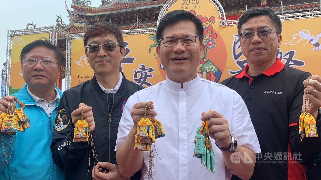 交通部長林佳龍(右2)14日出席2020鯤鯓王平安鹽祭時表示,這個祭典結合鹽業文化及王爺信仰,是在地觀光、就業及經濟發展非常大的亮點,他將全力支持申請登錄為無形文化資產。中央社記者張榮祥台南攝 109年11月14日