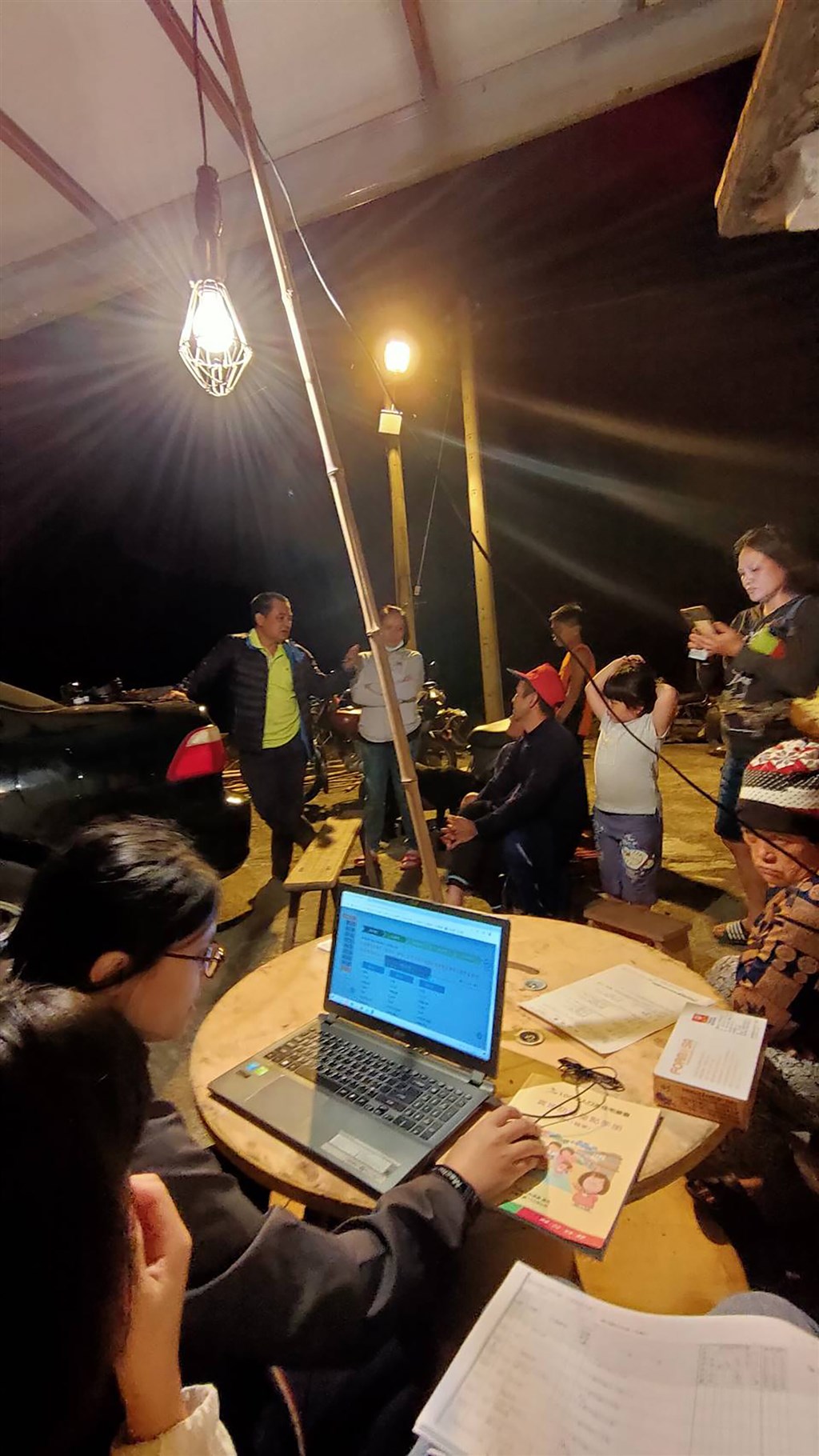 新竹縣尖石鄉玉峰村普查員,帶著筆電深入後山石磊及上抬耀部落,協助居民網路填報。(新竹縣政府提供)中央社記者潘姿羽傳真 109年11月14日