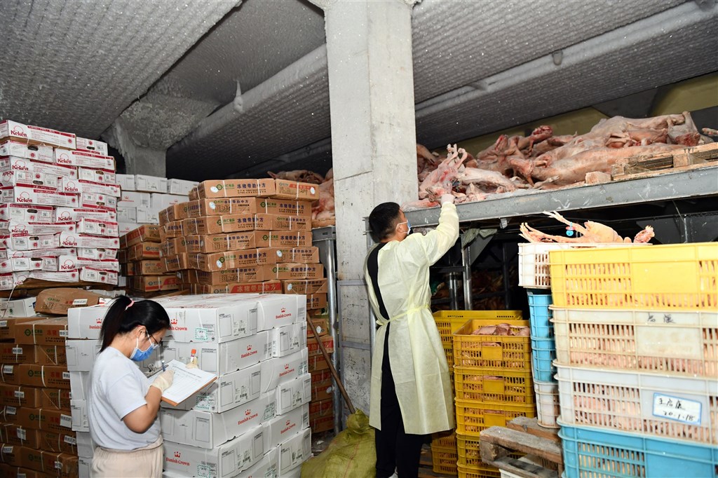 綜合陸媒報導,自13日起,中國大陸山東、湖北、福建、甘肅、河南等5地24小時內通報,在冷凍貨品發現2019冠狀病毒核酸陽性。圖為浙江加強進口冷凍食品防疫檢驗作業。(中新社)