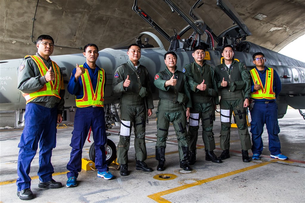 空軍一架F-5E戰機10月失事,事後F-5型機停飛待檢,軍聞社報導,F-5 14日在台東基地首飛,空軍司令熊厚基上將(左4)共同駕駛,用實際行動來提振士氣。(國防部提供)