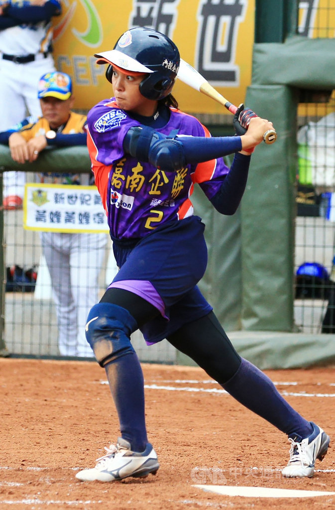 2020新力旺企業女子壘球聯賽總冠軍賽14日一日兩戰,福添福嘉南鷹下午第6戰拿勝,嘉南鷹打者吳羽昕轟出3分砲助隊扳回一城,系列賽以3比3打平,15日雙方第7戰決勝負。(中華民國壘球協會提供)中央社記者謝靜雯傳真 109年11月14日