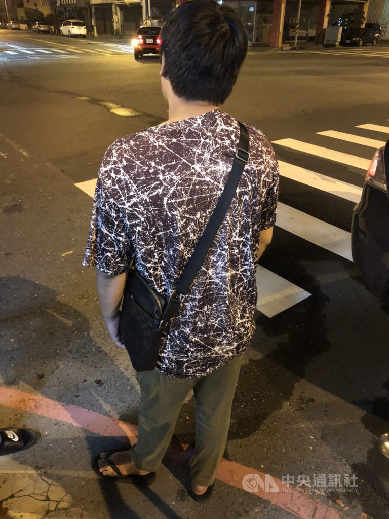 台南27歲溫姓男子13日晚上在台南車站前疑不滿前方學生推擠到有孕在身的妻子,拿出手槍造型打火機嚇跑對方,結果鬧上臉書社群,警方14日凌晨登門,依法函送。(台南市警局提供)中央社記者張榮祥台南傳真 109年11月14日