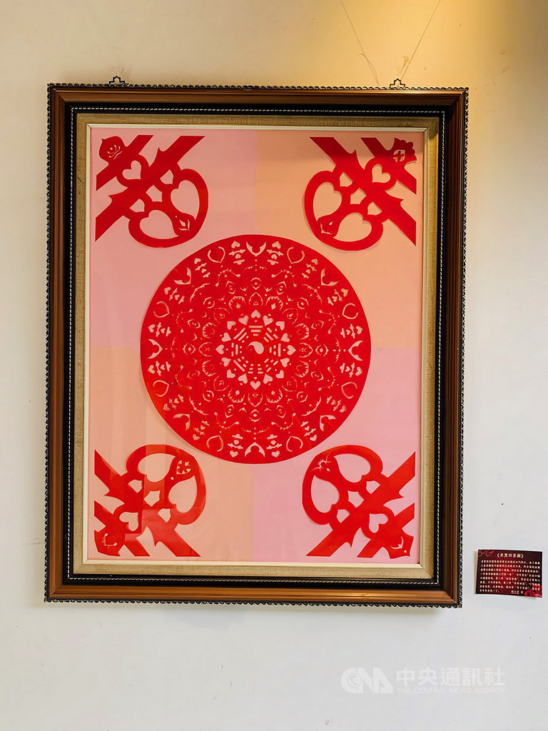 「翦囍」傳統剪紙藝術作品聯展14日起在屏東市宗聖公祠展出,呈現客家傳統剪紙工藝文化。(屏東縣政府提供)中央社記者郭芷瑄傳真 109年11月14日