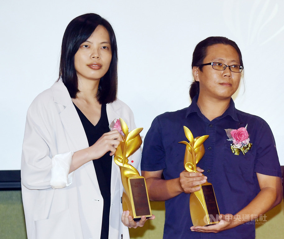 2020台灣文學獎金典獎贈獎典禮14日下午在新北市舉行,作家林新惠(左)的「瑕疵人型」以及陳昌遠(右)的「工作記事」榮獲金典獎肯定,兩人也同時獲得獎勵新人的「蓓蕾獎」。中央社記者施宗暉攝 109年11月14日