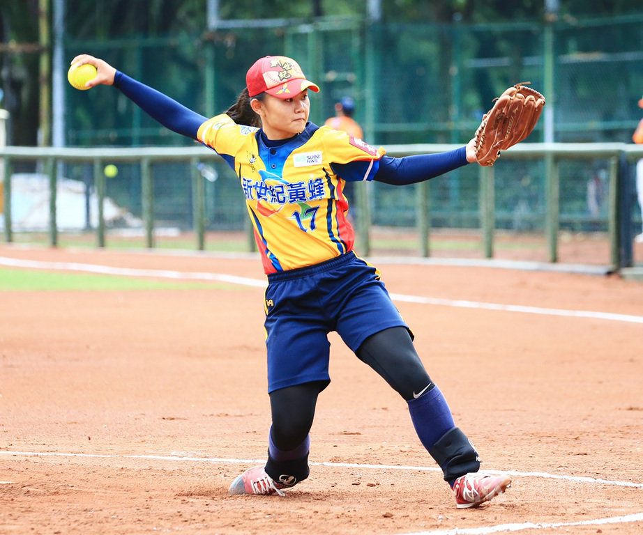 2020新力旺企業女子壘球聯賽總冠軍賽戰況激烈,14日一日兩戰,上午系列賽第5戰由新世紀黃蜂奪勝。圖為黃蜂隊先發投手朱怡珊。(中華民國壘球協會提供)中央社記者謝靜雯傳真 109年11月14日