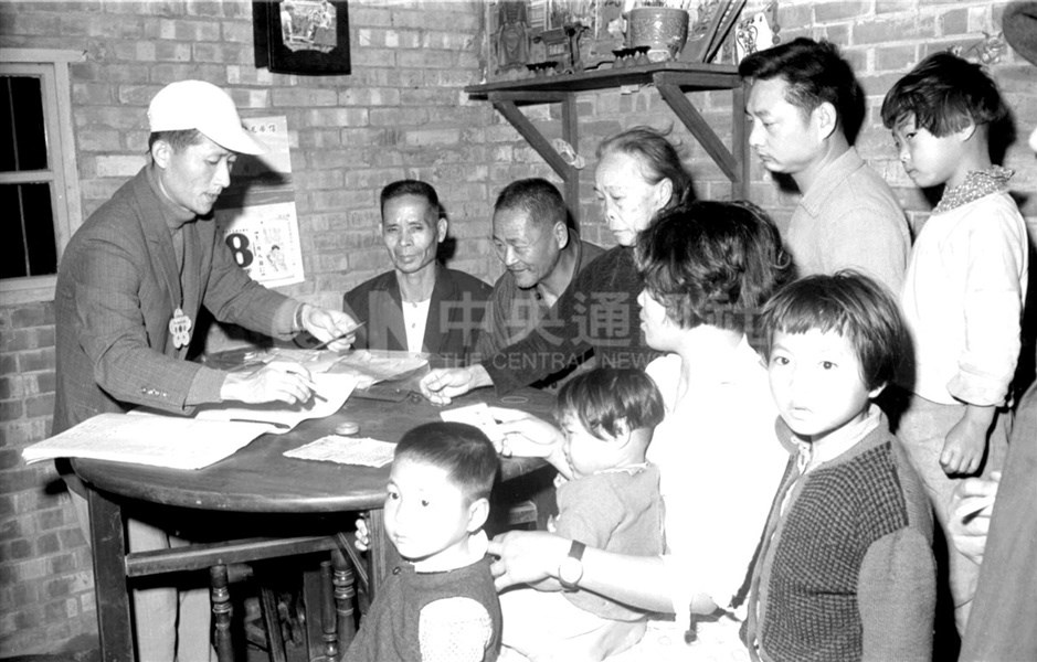 人口及住宅普查正式啟動,主計總處官員說,以前戒嚴時期,訪查當晚國人要待在家,警察會逐一訪查家戶,得一一點人頭核對。圖為民國55年新莊一戶住家接受普查。(中央社檔案照片)