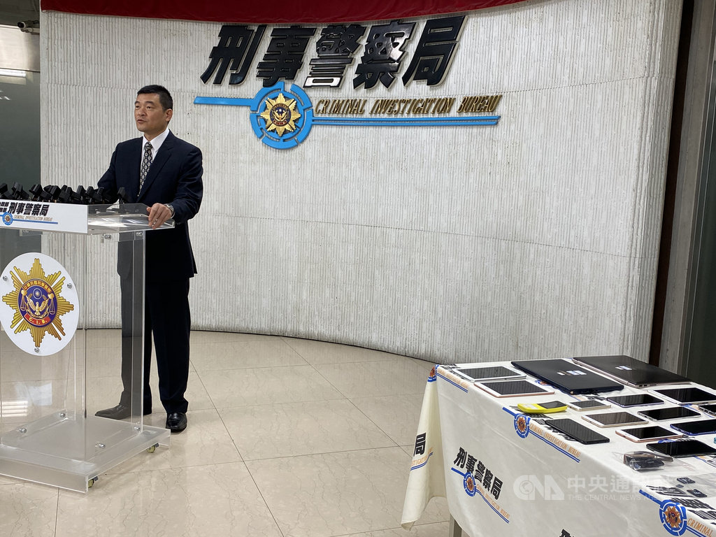 刑事局偵查第七大隊大隊長黃水願(圖)15日宣布破獲銀行史上最高額監守自盜案,台新銀行高階理財專員41歲周姓男子為填補投資虧損金額,竟盜領所經手的投資客戶資金達新台幣3億元,12日獲報後循線於14日晚間將他逮捕。中央社記者黃麗芸攝 109年11月15日