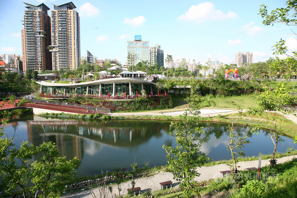 被稱之為「都市之肺」的秋紅谷廣場,搭乘台中捷運綠線市政府站下車,可轉乘公車或是騎乘iBike前往,為全台首座「下凹式」的生態公園,走進讓人倍感清新宜人。(台中市政府提供)中央社記者蘇木春傳真 109年11月15日