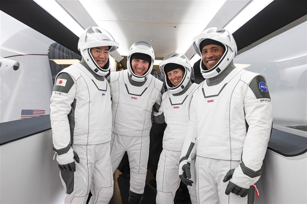 4名太空人預計15日搭乘太空探索科技公司(SpaceX)的天龍號太空船「堅韌」,啟程前往國際太空站(ISS)。這是SpaceX春末飛行測試成功後第一次出任務,(圖取自twitter.com/Astro_Soich)