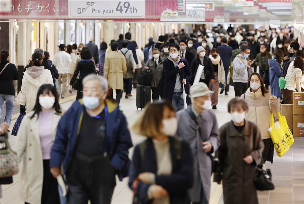 日本境內2019冠狀病毒疾病疫情延燒,病例數持續增加的北海道與大阪府,近一週每10萬人口新增病例數,已分別躍居一二位。圖為札幌市民眾。(共同社)