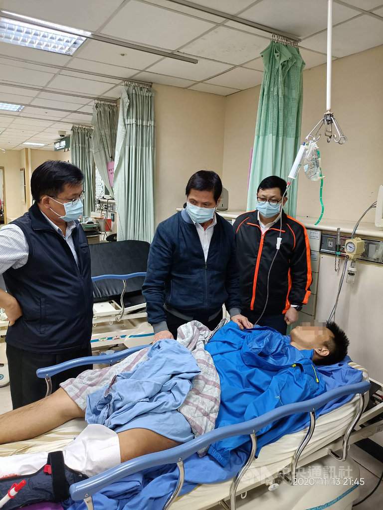 基隆市警察局林姓實習員警(圖前)13日遭胡姓通緝犯開車衝撞重傷,傷勢已穩定。警方20日在台中查緝到胡嫌。(基隆市警察局提供)