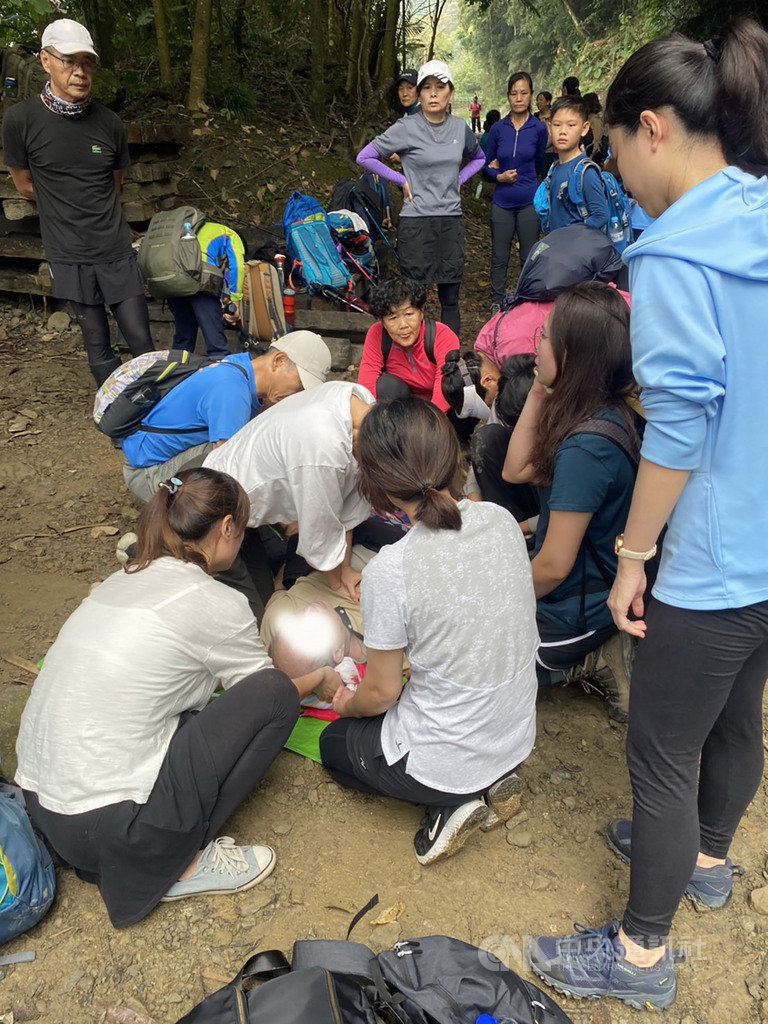 年約70歲男子15日上午到嘉義縣竹崎鄉獨立山登山時,疑因心臟不適,撞傷頭部昏迷,考量山上交通不便,為節省救援時間,林鐵處改變阿里山小火車行進方向退行2公里,將患者送至樟腦寮車站再由救護車送醫搶救,但仍急救無效。(林管處提供)中央社記者蔡智明傳真 109年11月15日