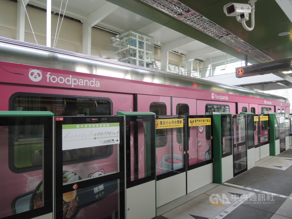 台中捷運綠線16日起試營運1個月,18班列車中有5列是由廠商贊助的彩繪列車,車廂外觀相當繽紛。中央社記者郝雪卿攝 109年11月16日