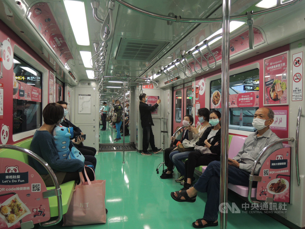 台中捷運綠線18班列車中,目前有5列是廠商贊助的彩繪列車,車廂內有各合作店家廣告,民眾只要用手機掃瞄QR Code就享有優惠,提供搭乘民眾意外驚喜。中央社記者郝雪卿攝 109年11月16日