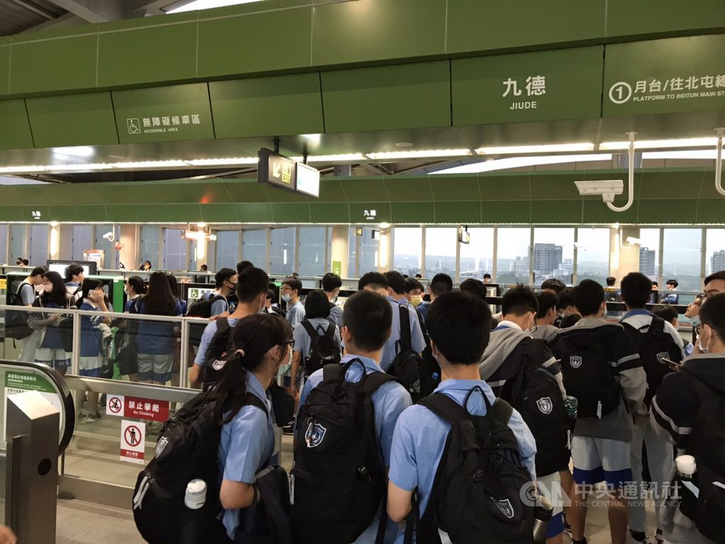 台中捷運綠線16日起試營運1個月,提供民眾免費搭乘,明道中學校長汪大久也號召200名師生,步行至九德捷運站試乘。(明道中學提供)中央社記者蘇木春傳真 109年11月16日