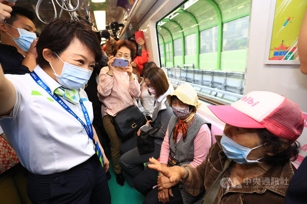 台中捷運綠線16日起試營運1個月,提供民眾免費搭乘體驗,台中市長盧秀燕(前左)一早從松竹站搭到市政府站,在擠滿人潮的車廂中詢問乘客意見。中央社記者郝雪卿攝 109年11月16日
