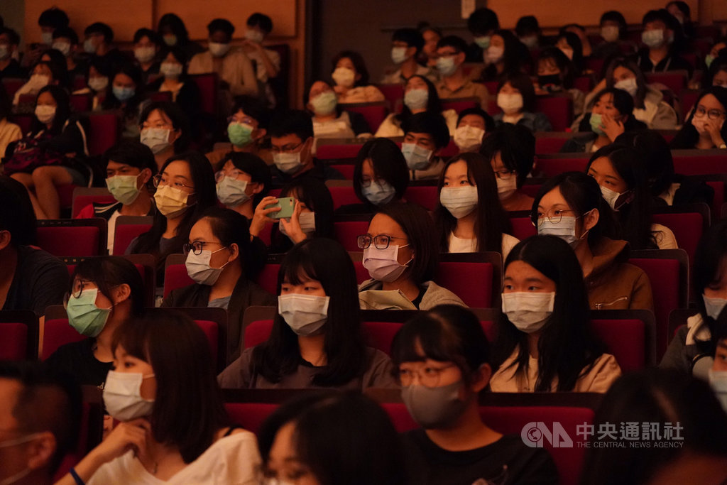 台灣斯洛伐克交流協會成立大會16日下午在東吳大學舉行，台下與會人員戴口罩防疫。中央社記者徐肇昌攝　109年11月16日