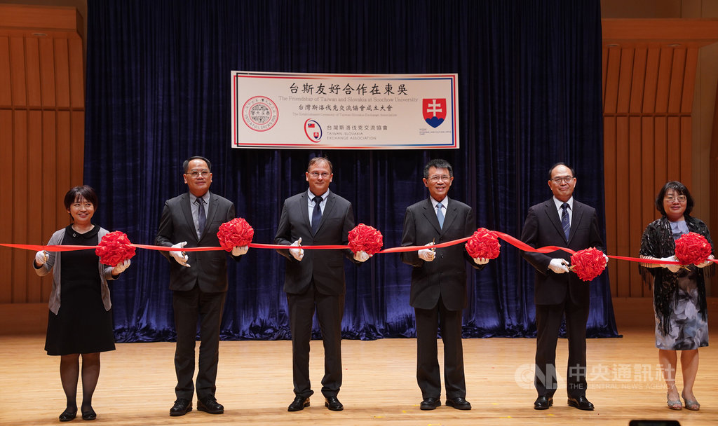 台灣斯洛伐克交流協會16日在東吳大學舉行成立大會，斯洛伐克經濟文化辦事處代表博塔文（Martin Podstavek）（左3）、東吳大學校長潘維大（右3）與外交部次長曾厚仁（右2）等人剪綵。中央社記者徐肇昌攝　109年11月16日