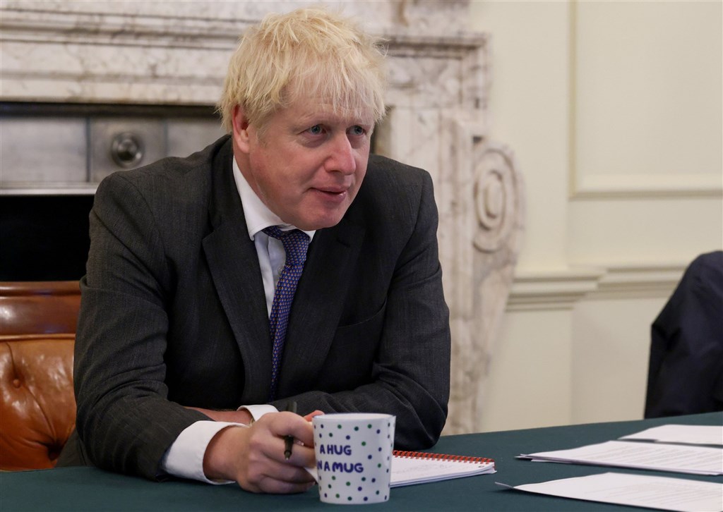 英國首相強生近日跟武漢肺炎檢測呈陽性反應的人士有過接觸,15日展開自主隔離。(圖取自twitter.com/BorisJohnson)