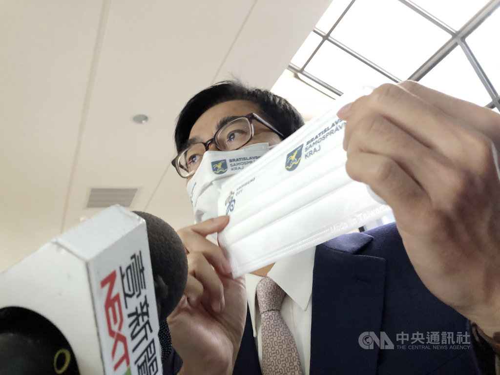 高雄市政府將捐贈30萬片口罩給斯洛伐克首都所在地布拉第斯拉瓦省。高雄市長陳其邁(圖)17日受訪表示,台灣可以幫忙其他國家,高雄市也能做更多,善盡作為國際社會成員的責任。中央社記者侯文婷攝 109年11月17日
