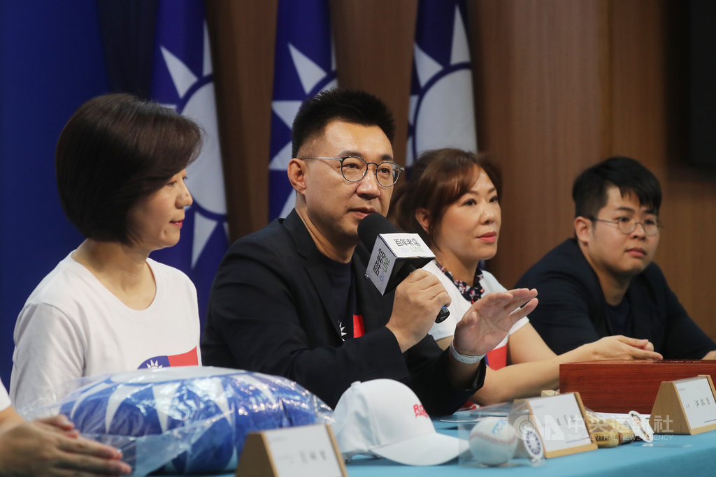 亞太15國簽署「區域全面經濟夥伴協定」(RCEP),國民黨主席江啟臣(左2)17日表示,加入RCEP過去一直是蔡政府的執政目標,現在RCEP將台灣排除在外,政府又改口說RCEP不重要,甚至是甩鍋給國民黨,民進黨要為政見跳票付出代價。中央社記者裴禛攝 109年11月17日